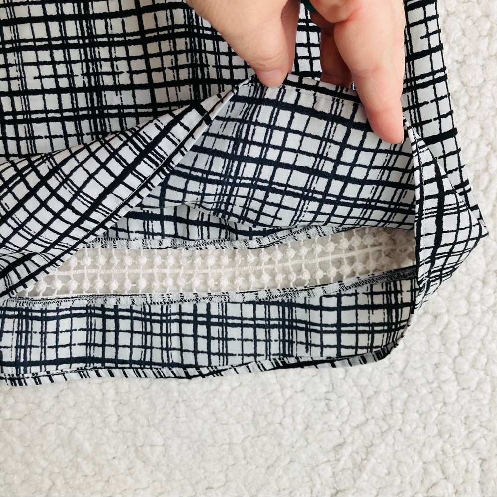 Forever 21 Women's black and white abstract plaid short sleeve cropped top, 1X - Picture 13 of 14